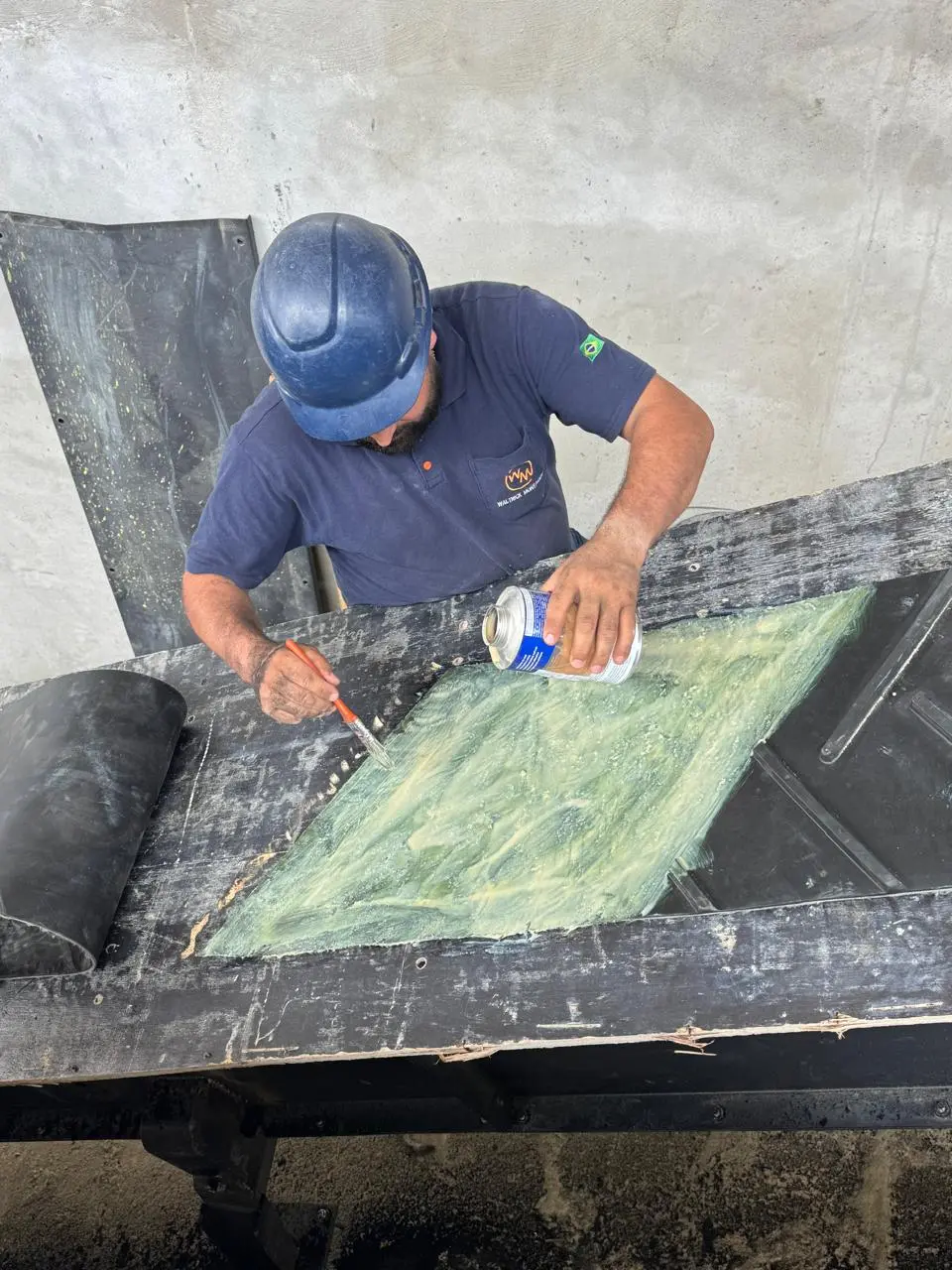 Preparação de colagem em correia transportadora industrial pela WM Montagens