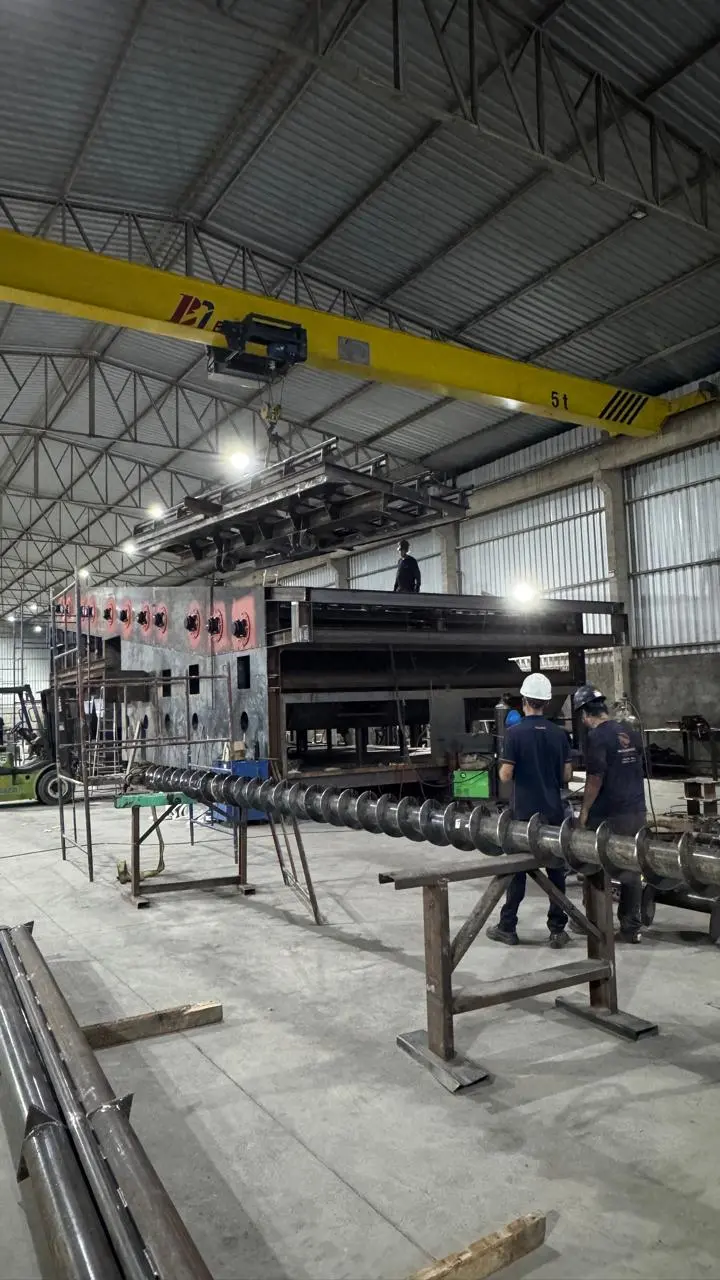 Montagem industrial executada pela WM Montagens em estrutura metálica de planta fabril