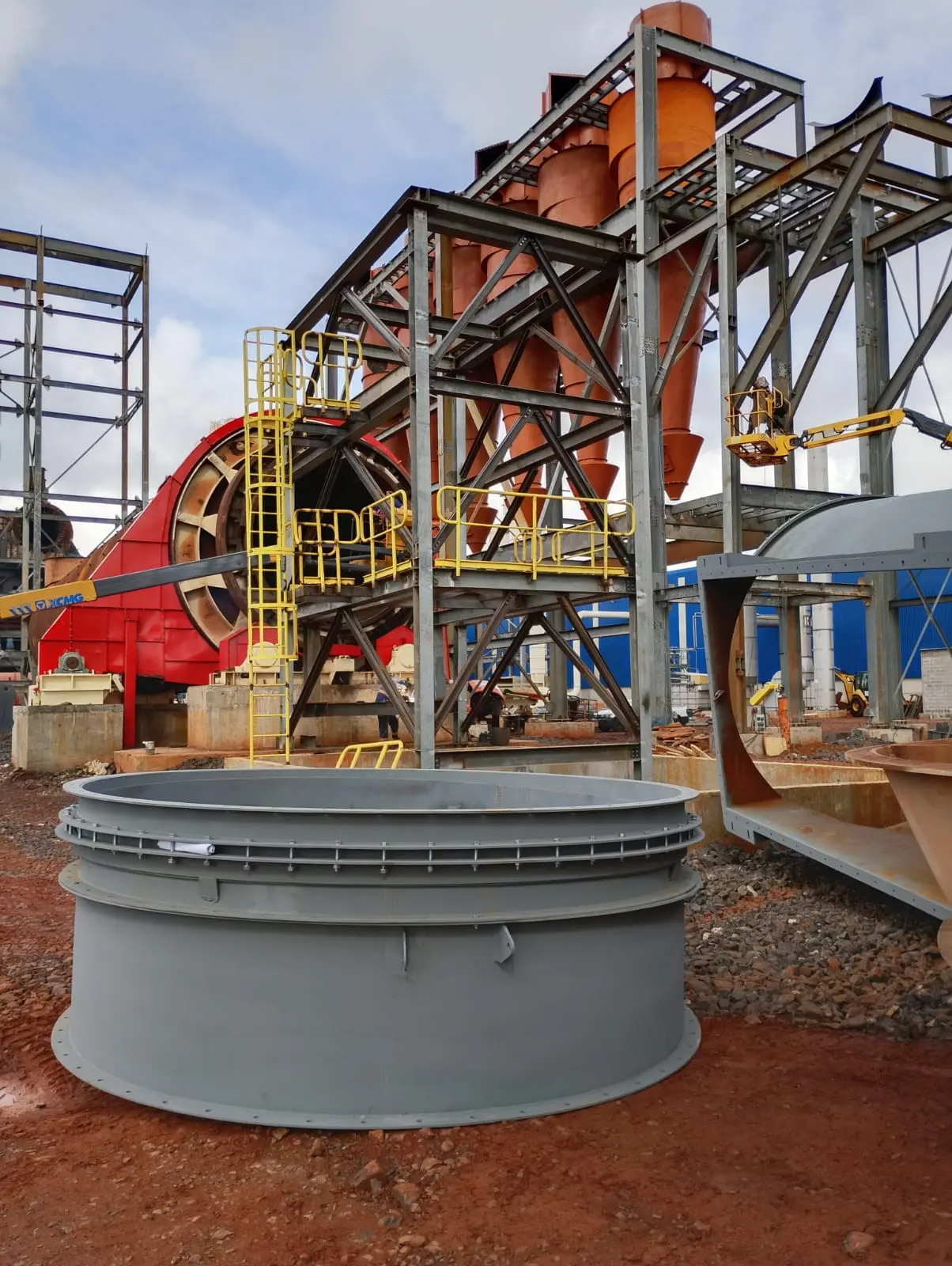 Estrutura industrial metálica em serviço de montagem industrial
