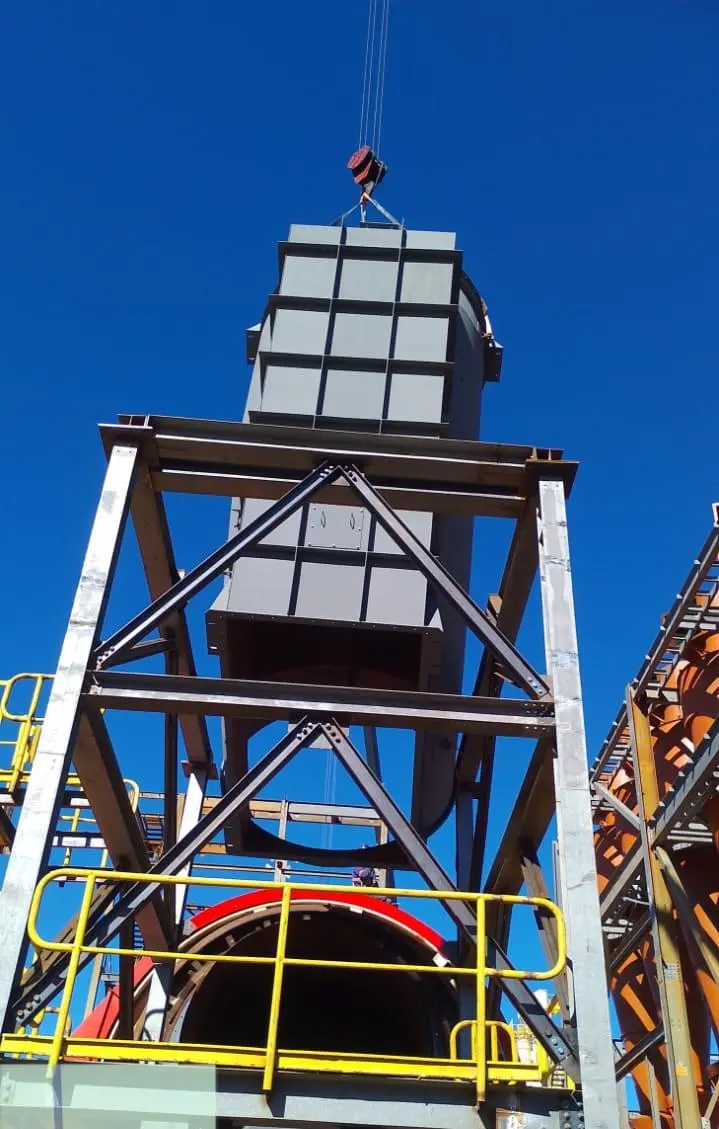 Equipamento industrial e estrutura metálica em área de montagem