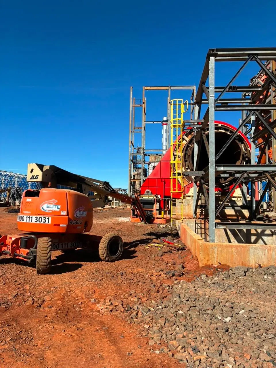 Conjunto industrial com estrutura metálica e equipamento de processo