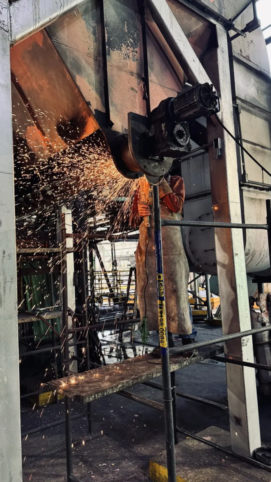 Profissional executando soldagem em serviço industrial de manutenção
