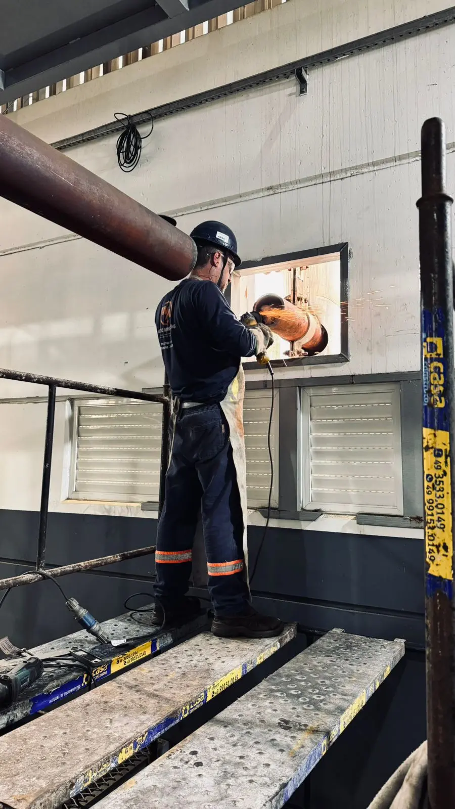 Profissional preparando tubulação industrial PT 1 em campo