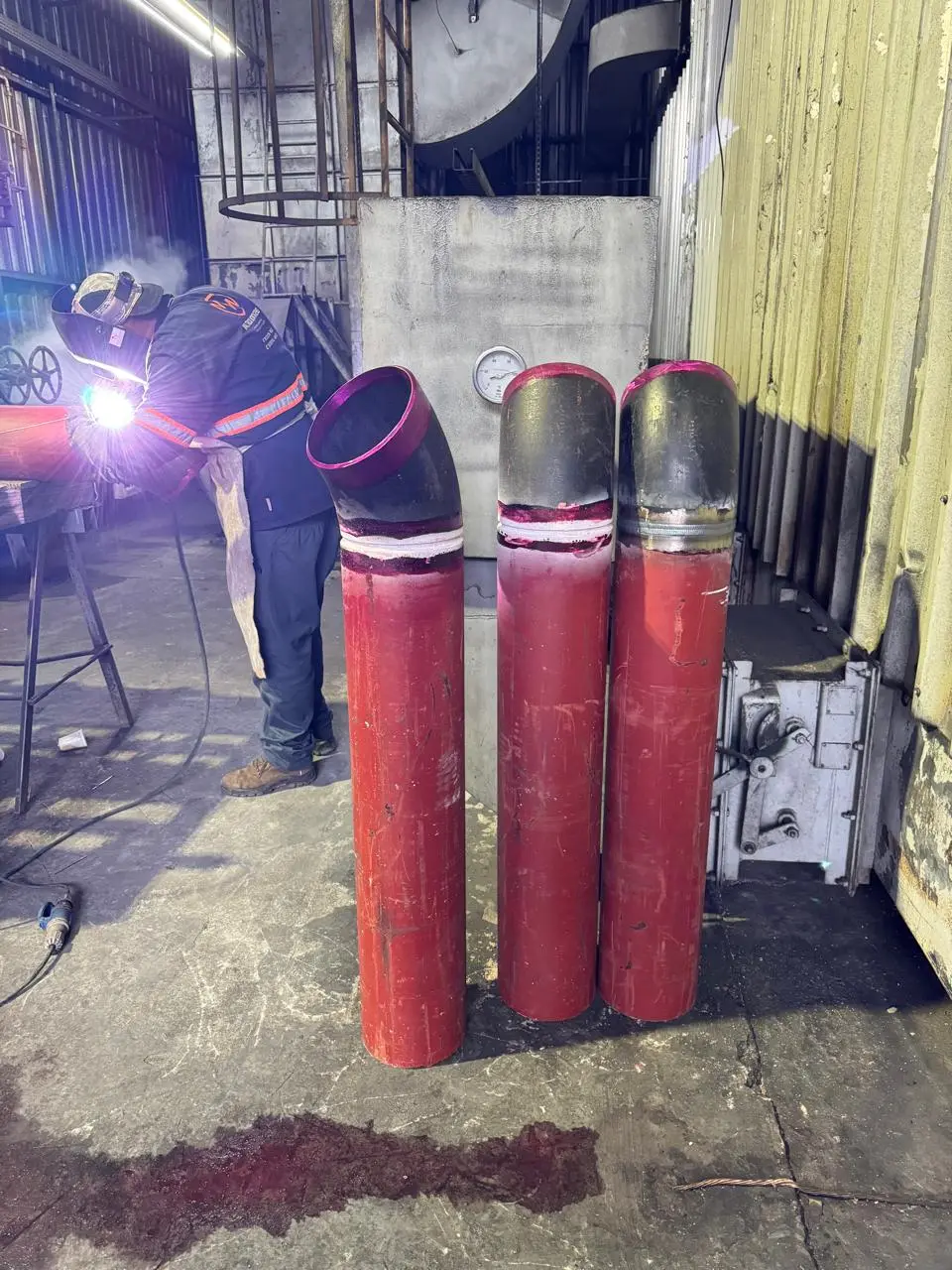 Serviço de soldagem industrial em componente metálico de grande porte